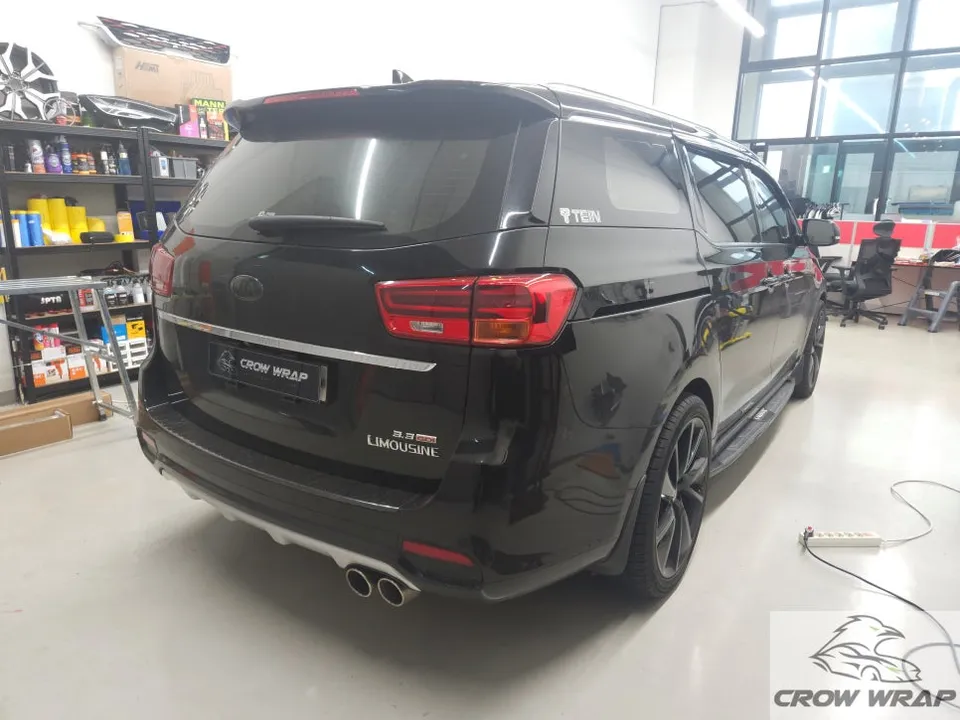 Kia Carnivalのカーラッピング事例|高級感あるデュオトーン仕様 施工写真 2-2