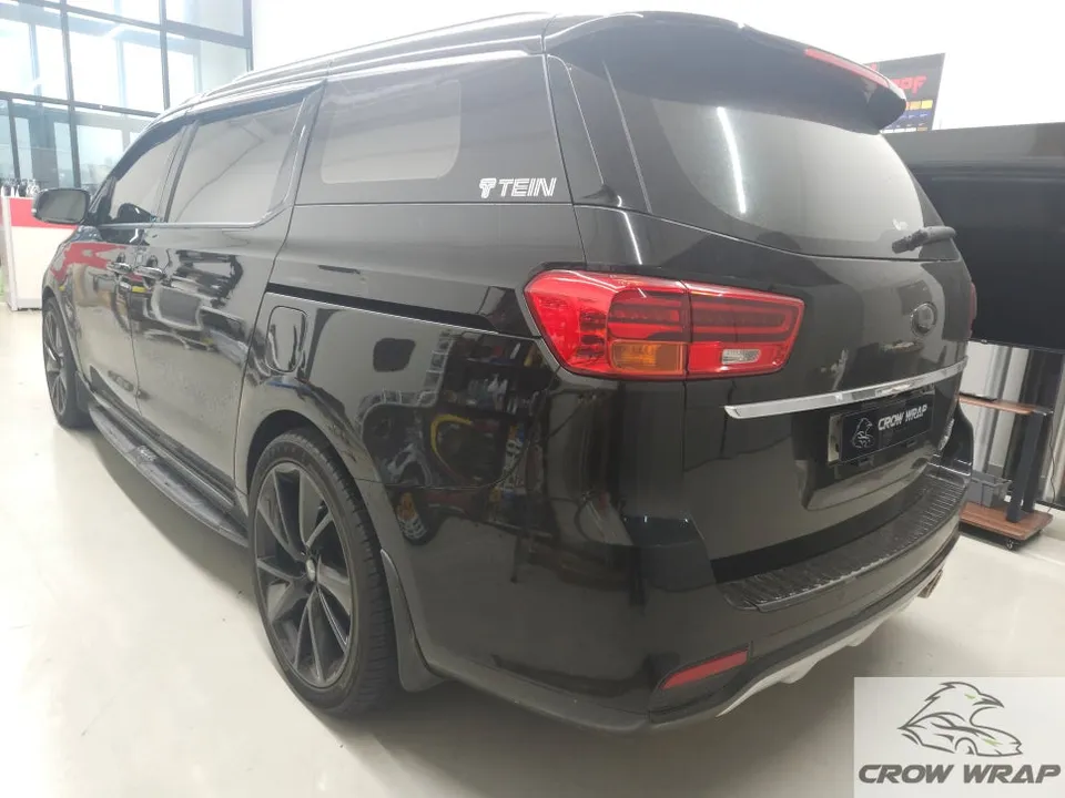 Kia Carnivalのカーラッピング事例|高級感あるデュオトーン仕様 施工写真 3-2