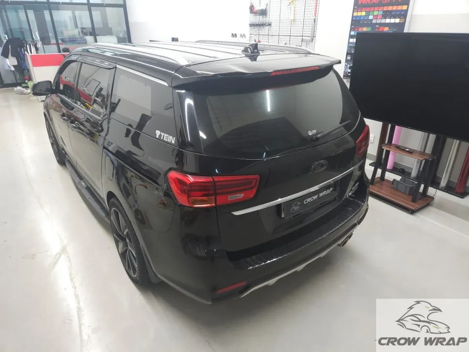 Kia Carnivalのカーラッピング事例|高級感あるデュオトーン仕様 施工写真 1-3