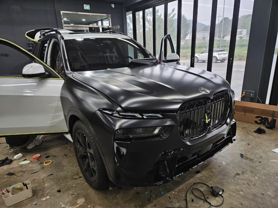 BMW X7のカーラッピング事例｜サテンブラックとクローム除去 施工写真 3-1