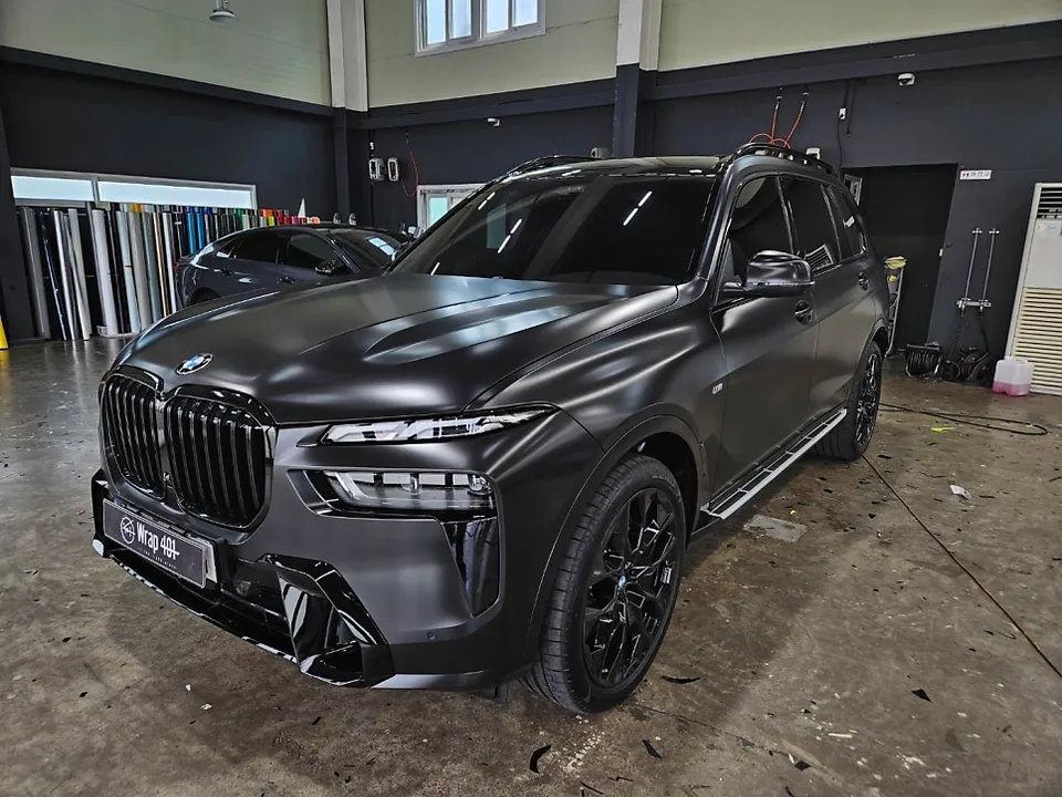 BMW X7のカーラッピング事例｜サテンブラックとクローム除去 写真
