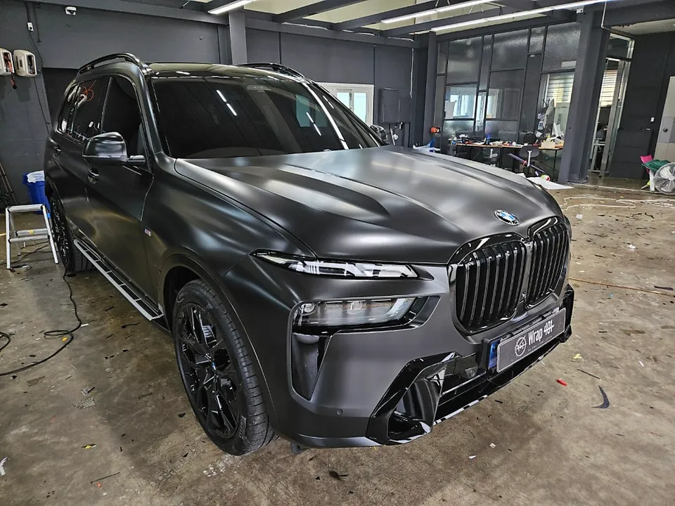 BMW X7のカーラッピング事例｜サテンブラックとクローム除去 施工写真 1-2