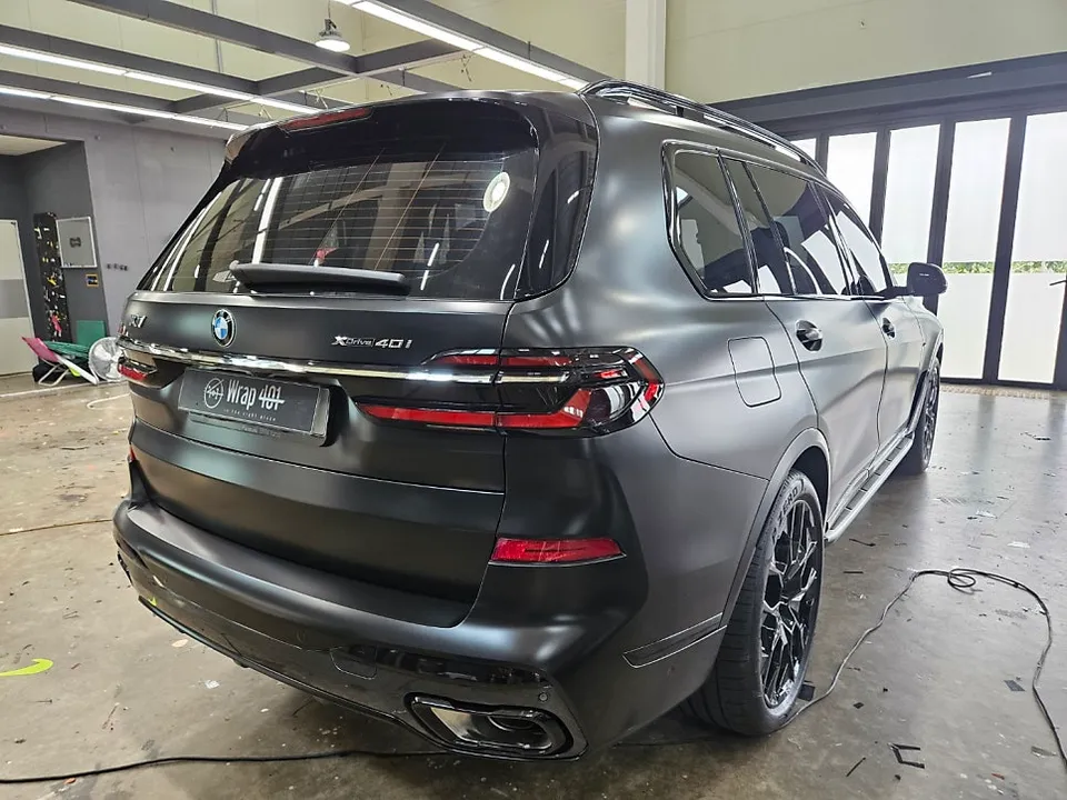 BMW X7のカーラッピング事例｜サテンブラックとクローム除去 施工写真 2-2