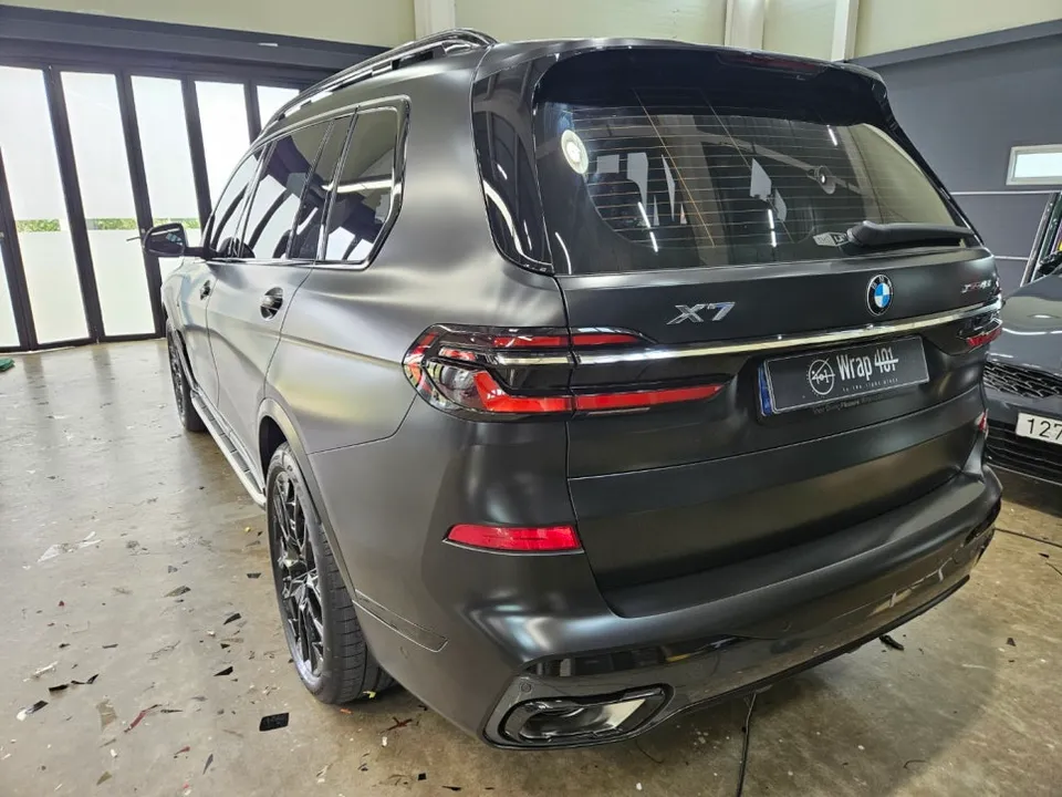 BMW X7のカーラッピング事例｜サテンブラックとクローム除去 施工写真 3-2