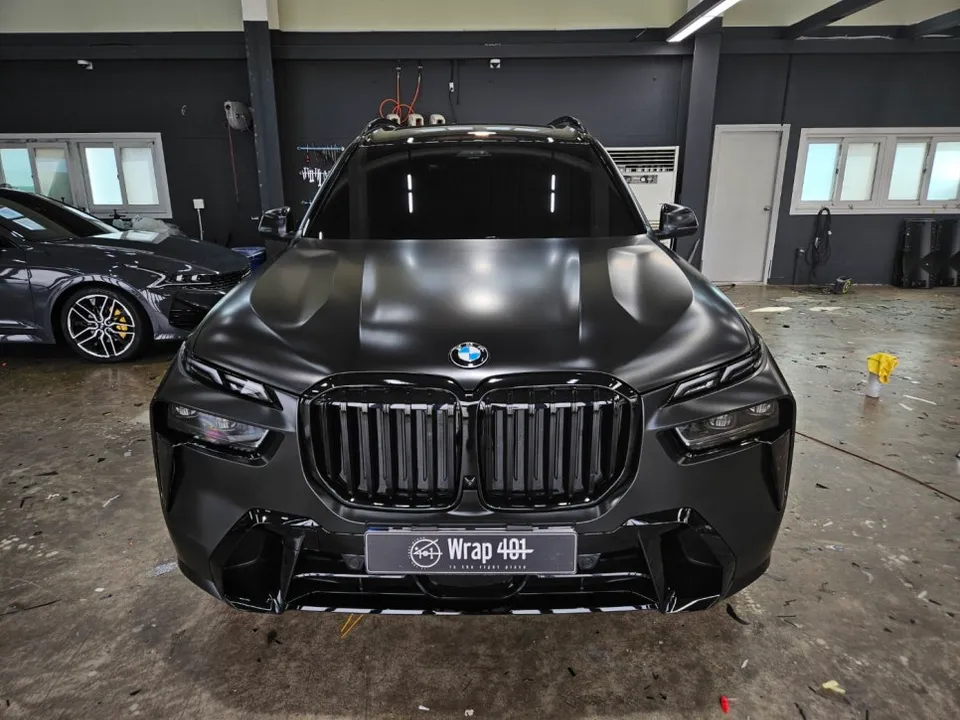 BMW X7のカーラッピング事例｜サテンブラックとクローム除去 施工写真 1-3
