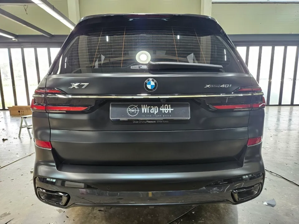BMW X7のカーラッピング事例｜サテンブラックとクローム除去 施工写真 2-3