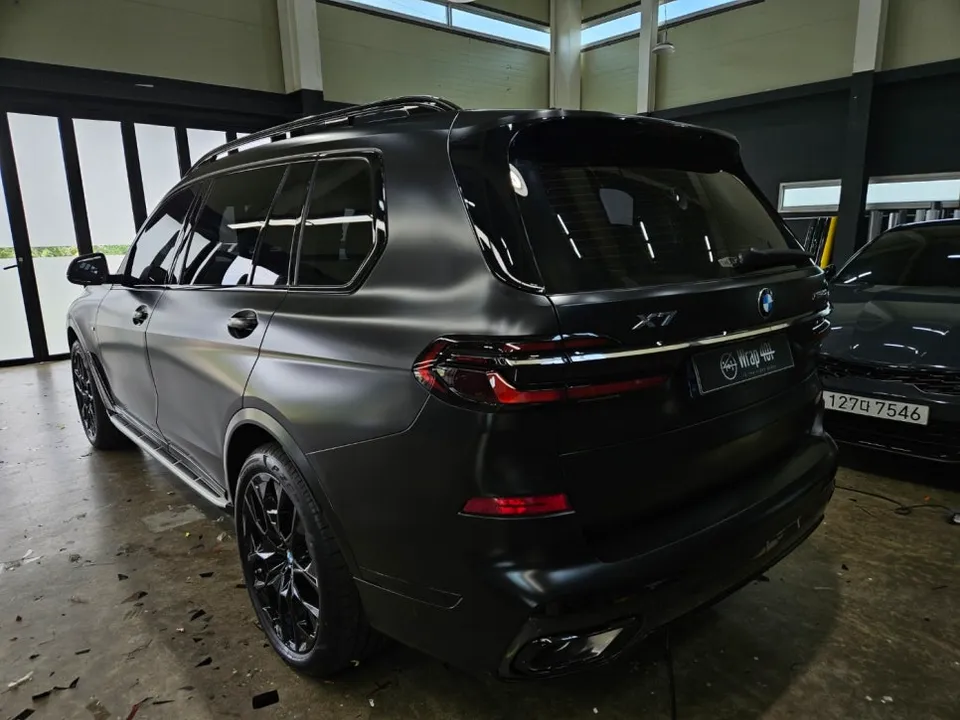 BMW X7のカーラッピング事例｜サテンブラックとクローム除去 施工写真 3-3