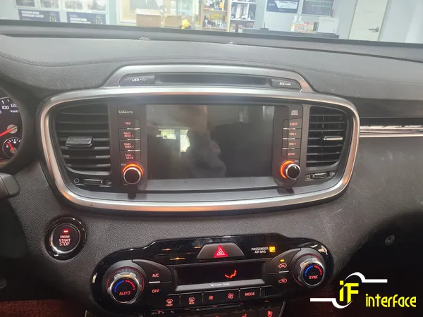 KiaのAndroid Auto・CarPlay取付事例 施工写真 2-1