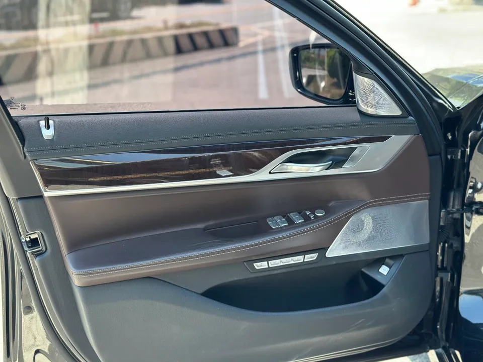 BMW 7 Seriesのカーラッピング事例|費用目安・仕上がり 施工写真 3-1