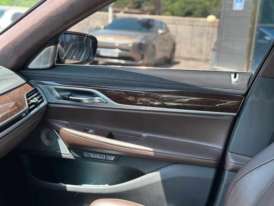 BMW 7 Seriesのカーラッピング事例|費用目安・仕上がり 施工写真 2-2