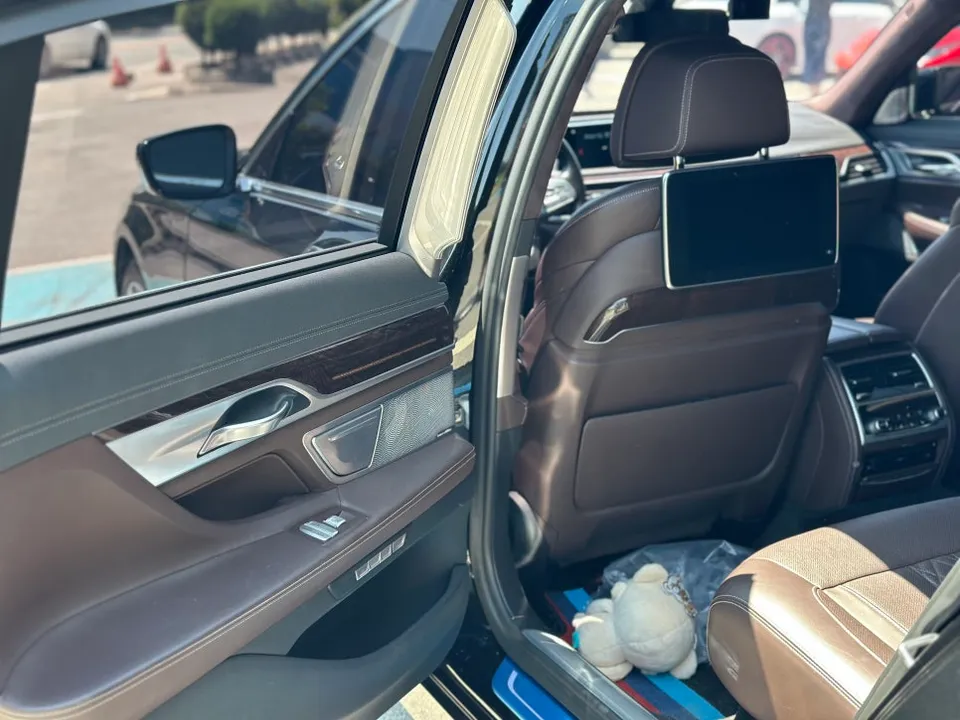 BMW 7 Seriesのカーラッピング事例|費用目安・仕上がり 施工写真 1-3