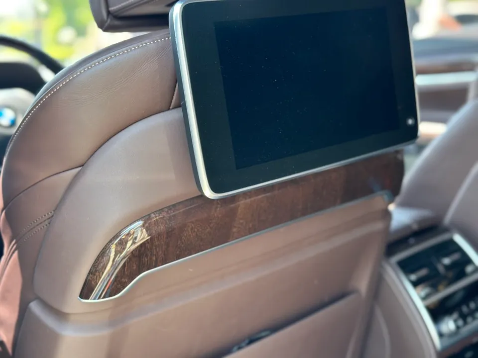 BMW 7 Seriesのカーラッピング事例|費用目安・仕上がり 施工写真 2-3