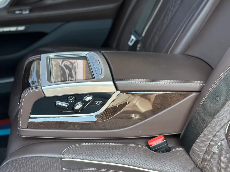BMW 7 Seriesのカーラッピング事例|費用目安・仕上がり 施工写真 3-3