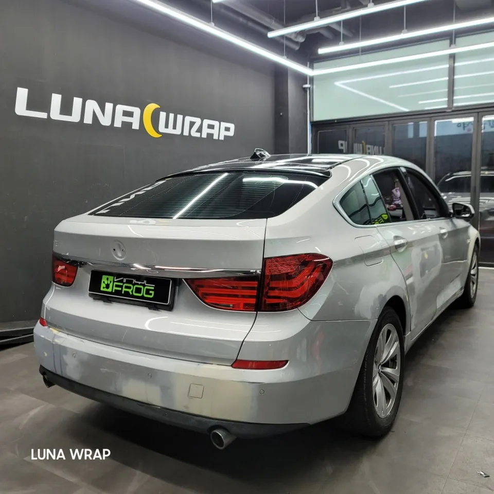 BMW 5 Seriesのカーラッピング事例|ピンク色で個性を演出 施工写真 2-1