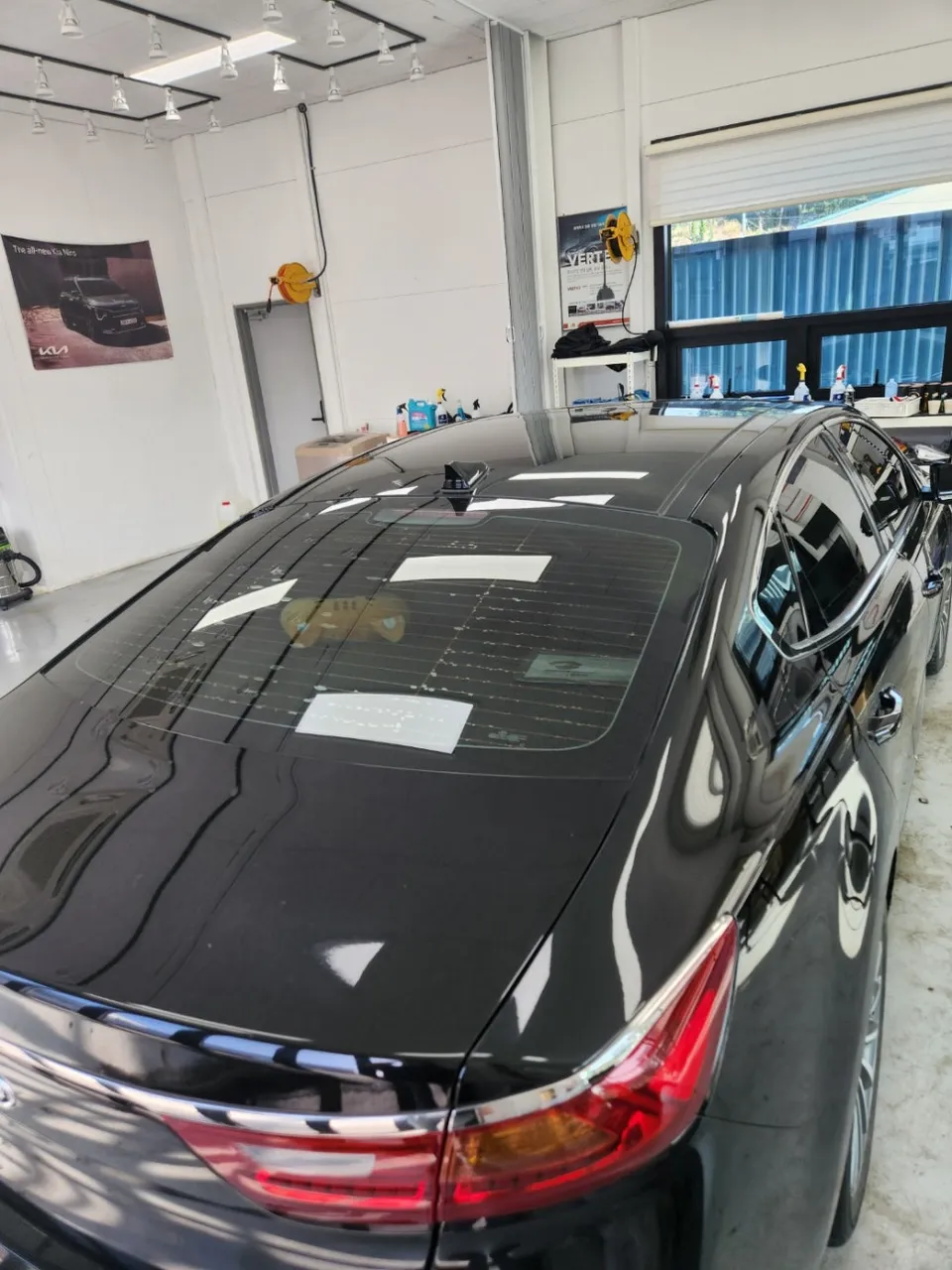 Kia K7のカーフィルム施工事例|熱線気泡の再施工 施工写真 1-1