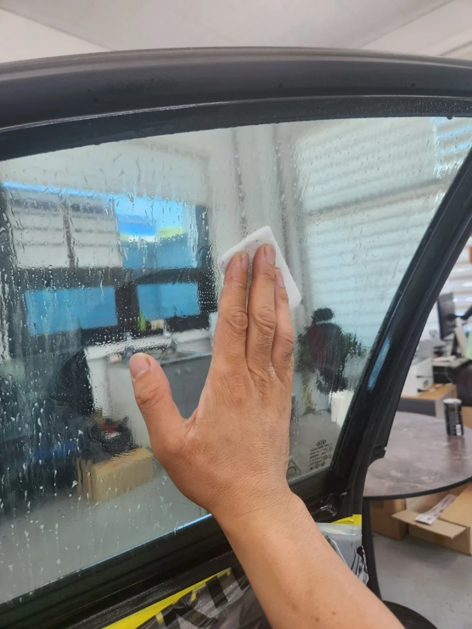 Kia K7のカーフィルム施工事例|熱線気泡の再施工 施工写真 2-1