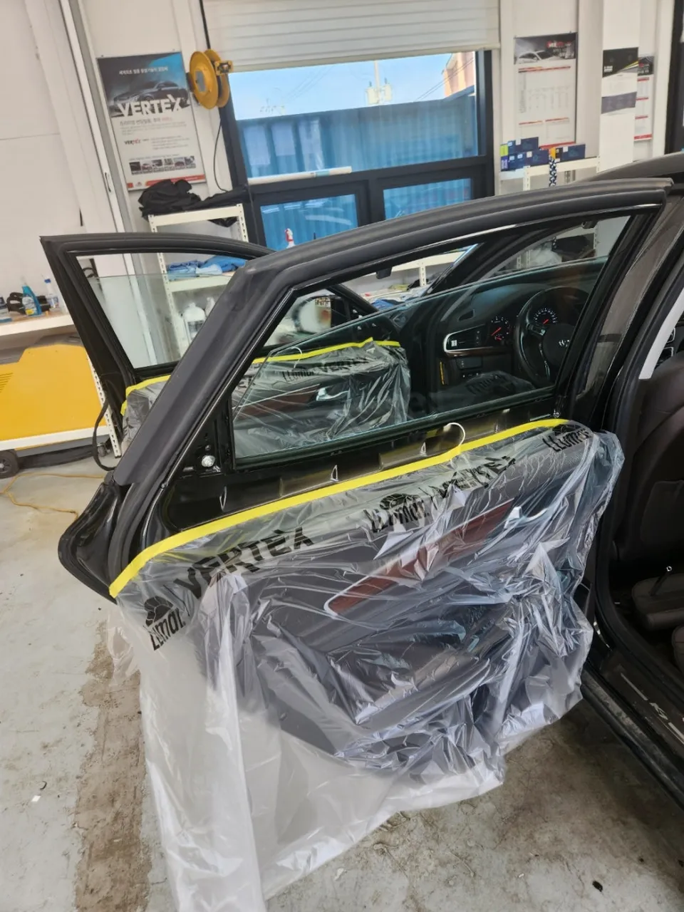 Kia K7のカーフィルム施工事例|熱線気泡の再施工 施工写真 3-1