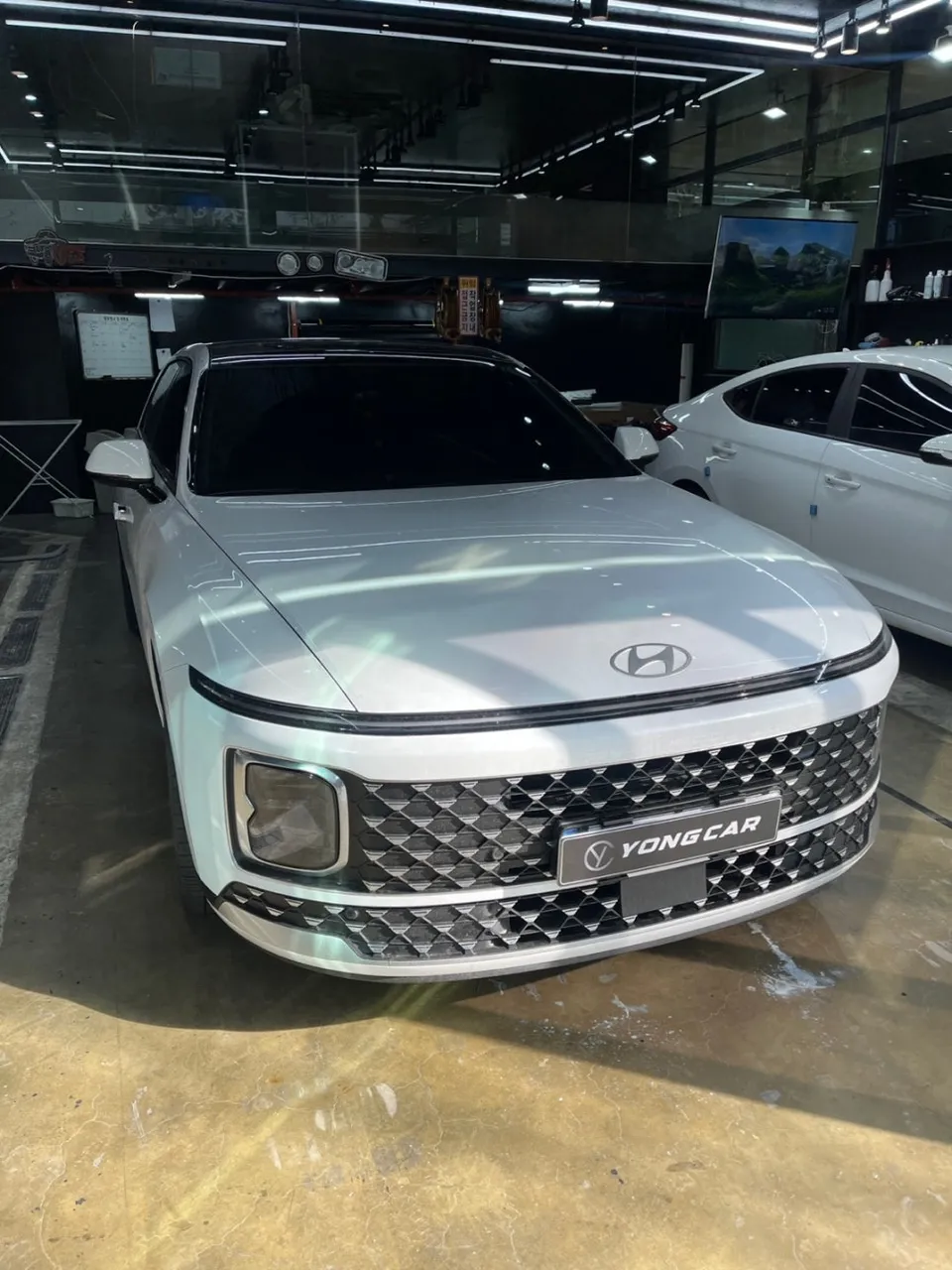 Hyundai Azeraのカーラッピング事例:クローム除去とPPF施工 施工写真 1-2