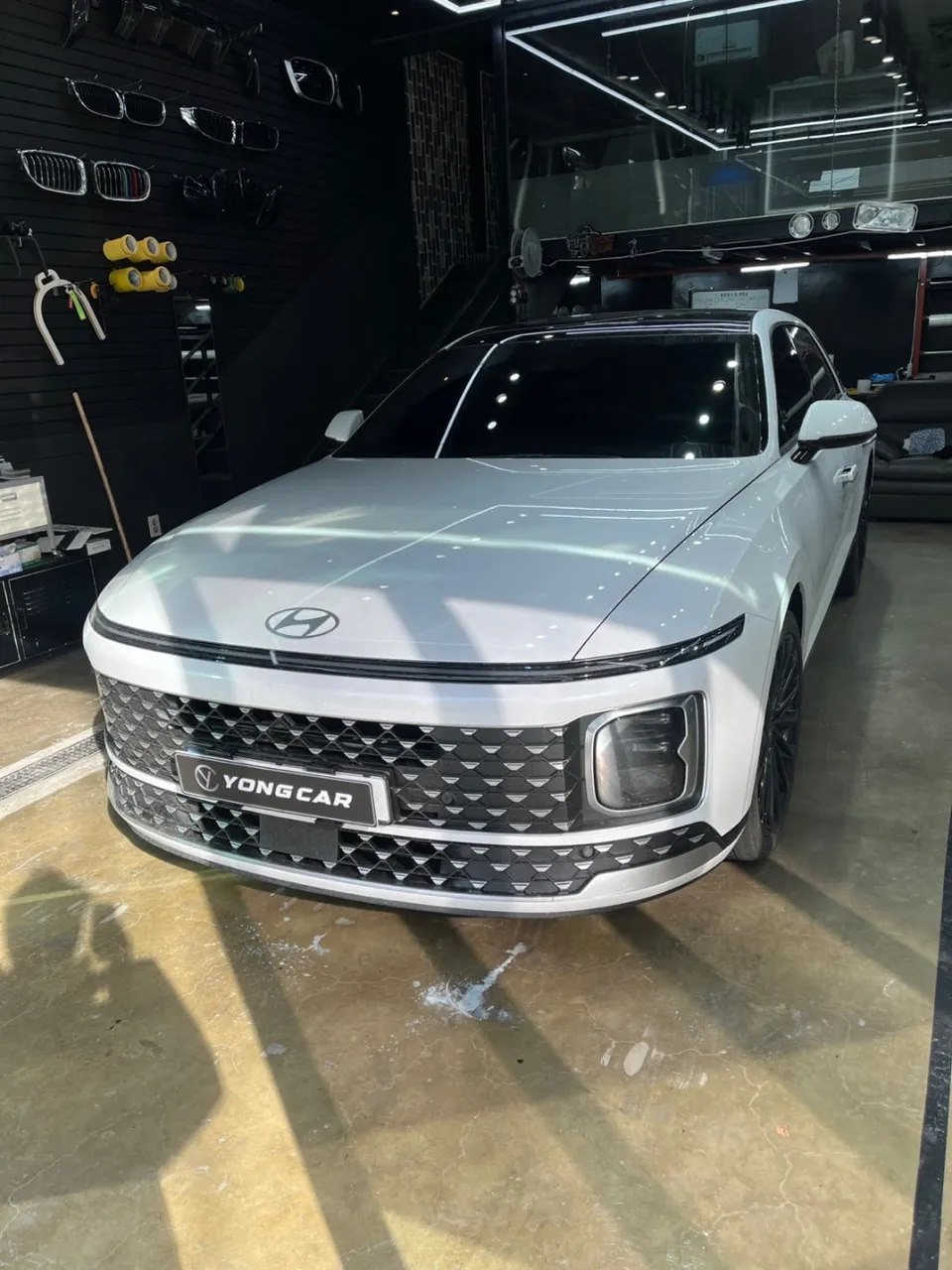 Hyundai Azeraのカーラッピング事例:クローム除去とPPF施工 施工写真 2-2