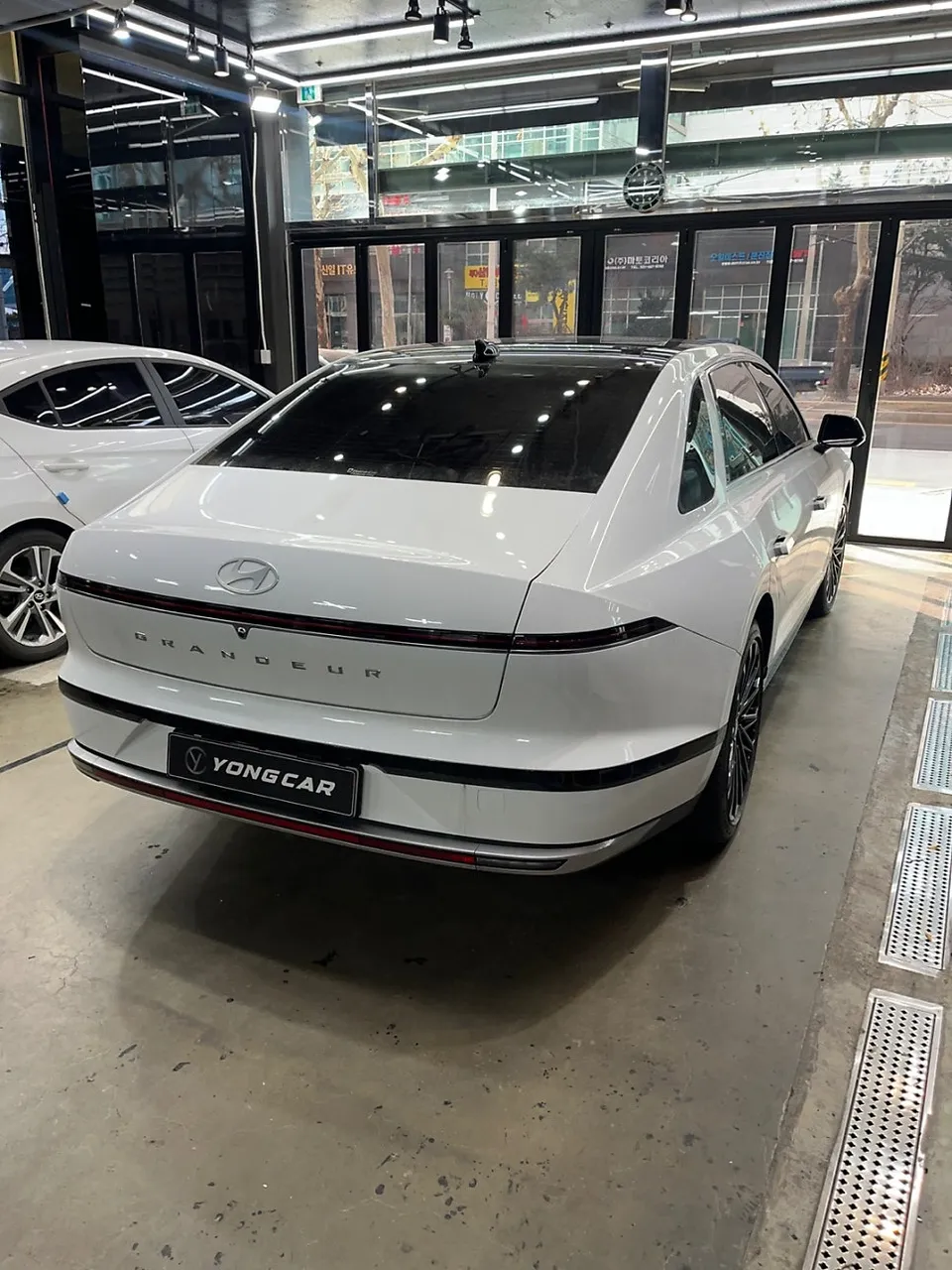 Hyundai Azeraのカーラッピング事例:クローム除去とPPF施工 施工写真 1-3