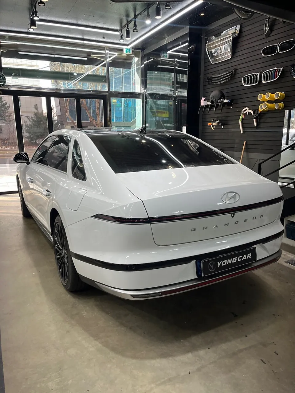 Hyundai Azeraのカーラッピング事例:クローム除去とPPF施工 施工写真 2-3