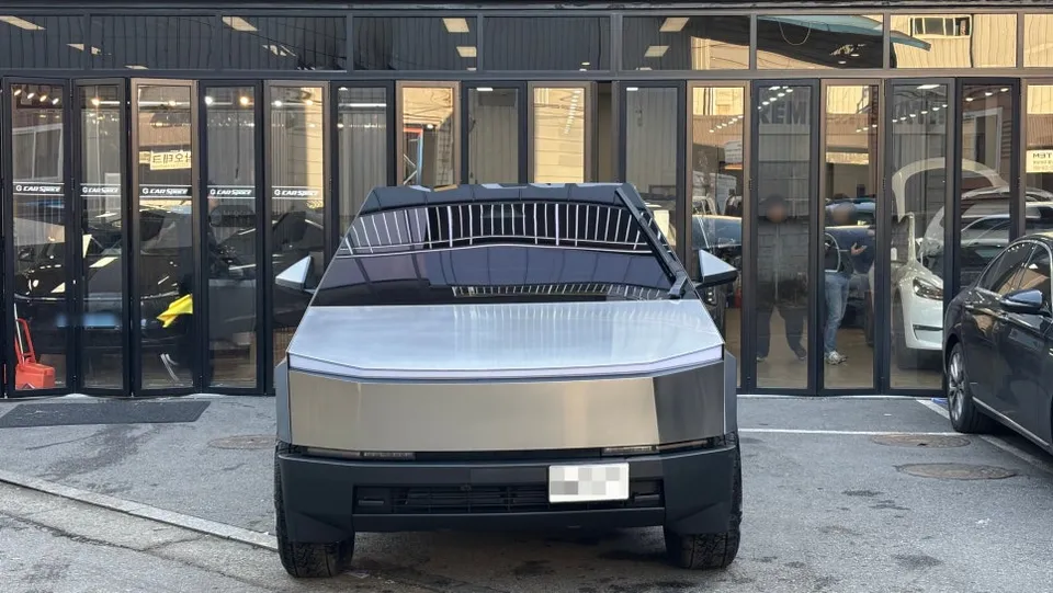 Tesla Cybertruck window tinting - Tesla Cybertruck Window Tinting Review: Expert Installation Essen photo 3