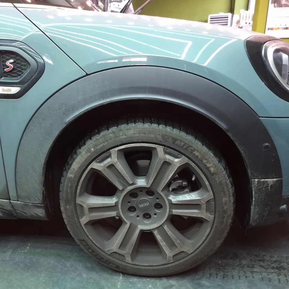 MINI Countrymanのガラスコーティング事例|韓国での施工費用目安 施工写真 2-1
