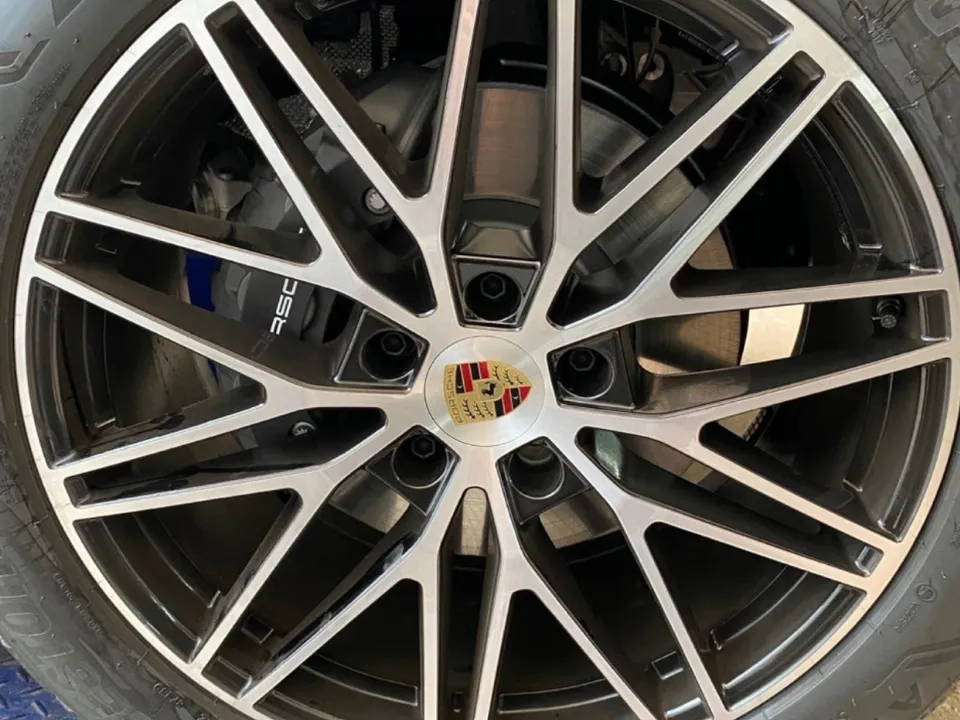 Porscheのホイールリペア・塗装事例 施工写真 3