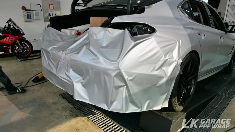 Genesis G70のカーラッピング事例｜サテンシルバーの仕上がり 施工写真 4-2