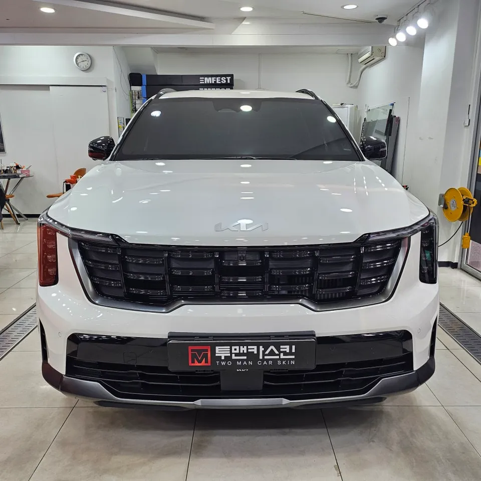 Kia Sorentoのカーラッピング事例 施工写真 1-1