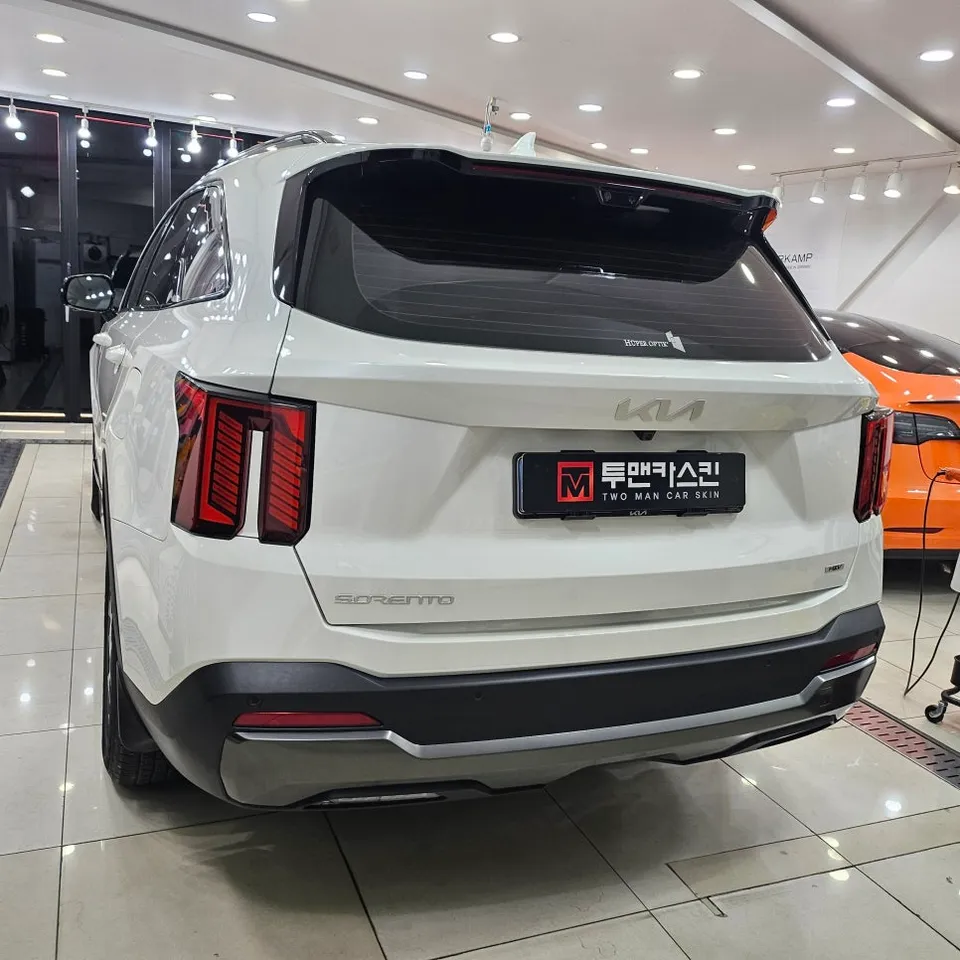 Kia Sorentoのカーラッピング事例 施工写真 1-2