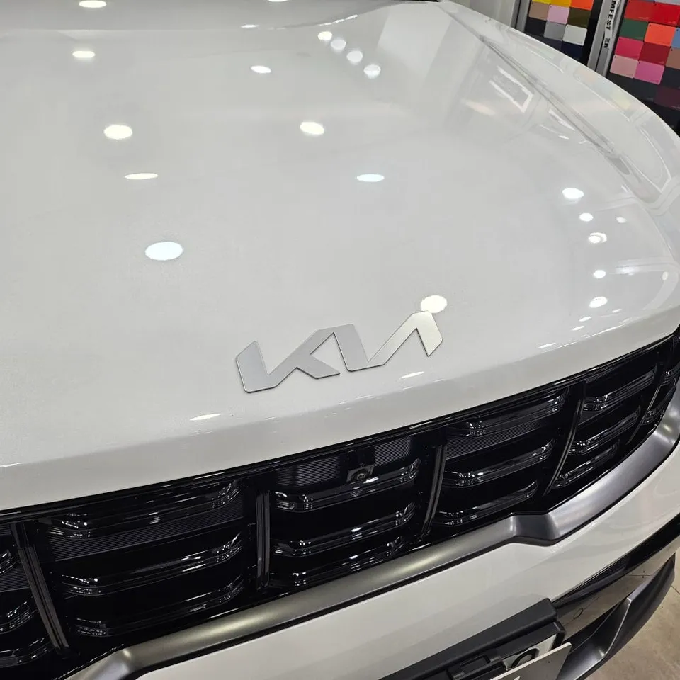 Kia Sorentoのカーラッピング事例 施工写真 3-2