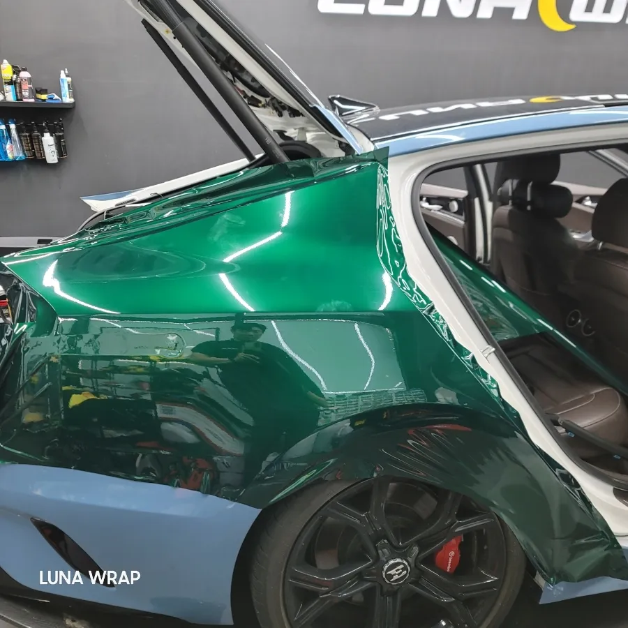 Kia Stingerのカーラッピング事例｜ユニークな仕上がり 施工写真 2-2