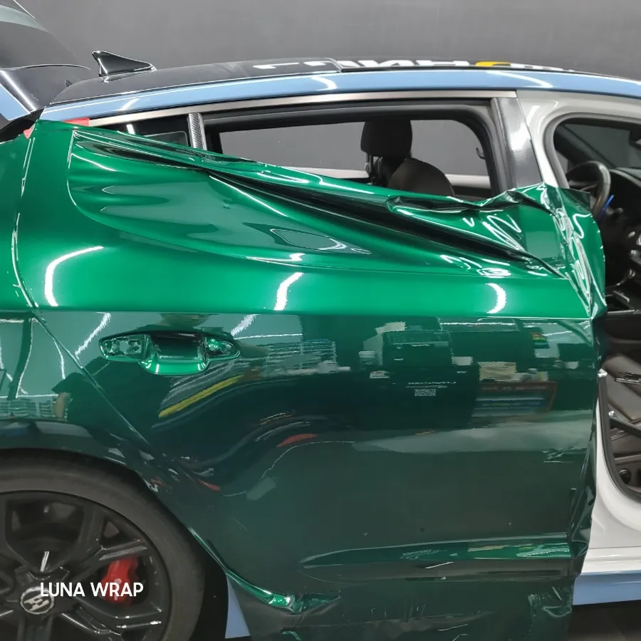 Kia Stingerのカーラッピング事例｜ユニークな仕上がり 施工写真 3-2