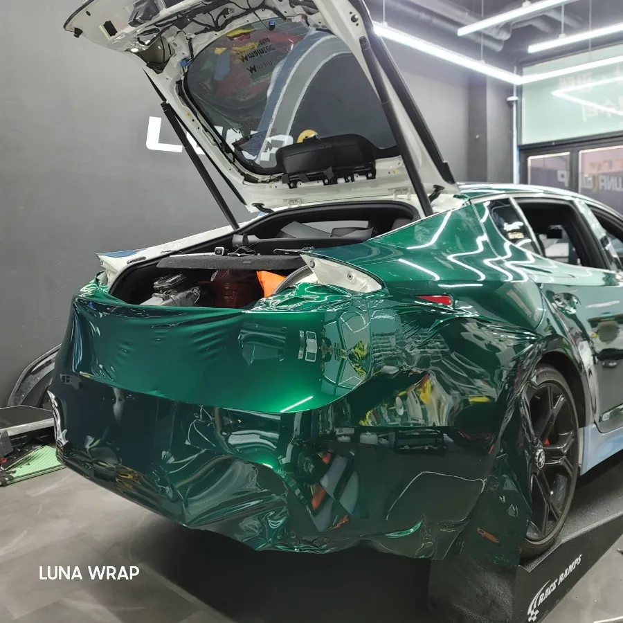 Kia Stingerのカーラッピング事例｜ユニークな仕上がり 施工写真 1-3