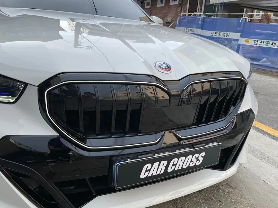 BMW 5 Seriesのグリルラッピング事例|費用目安・仕上がり 施工写真 2-1