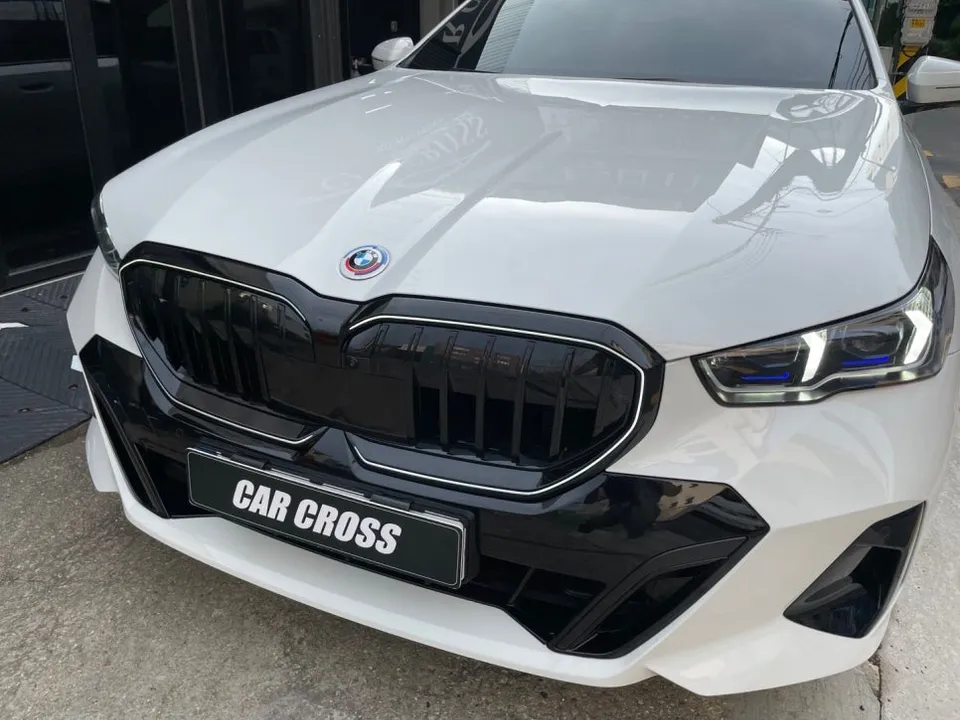 BMW 5 Seriesのグリルラッピング事例|費用目安・仕上がり 施工写真 3-1