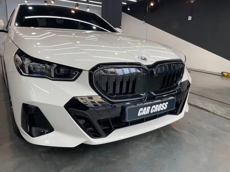 BMW 5 Seriesのグリルラッピング事例|費用目安・仕上がり 施工写真 1-2