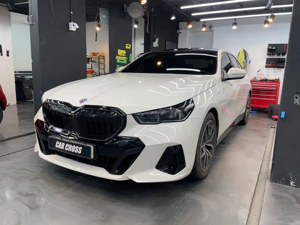 BMW 5 Seriesのグリルラッピング事例|費用目安・仕上がり 施工写真 3-2