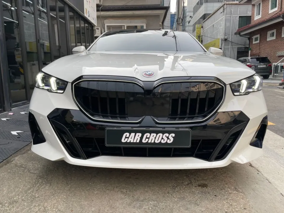 BMW 5 Seriesのグリルラッピング事例|費用目安・仕上がり 施工写真 1-3