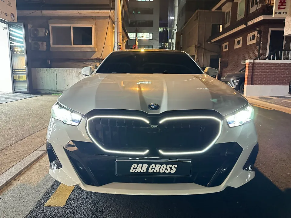 BMW 5 Seriesのグリルラッピング事例|費用目安・仕上がり 施工写真 3-3
