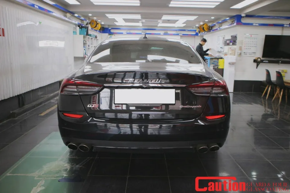 Maserati Quattroporteのカーラッピング事例|サテンホワイトの高級感 施工写真 1-1