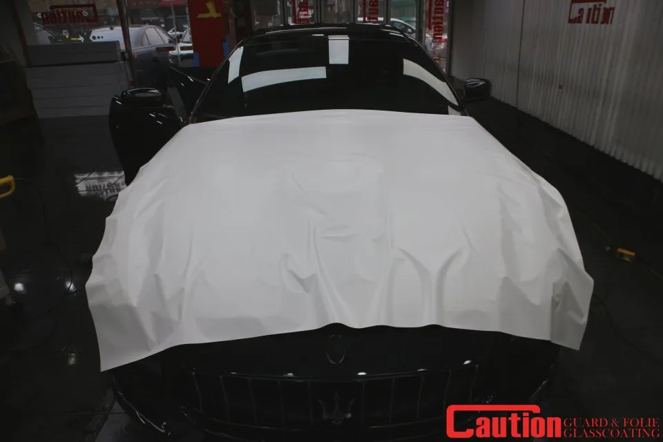 Maserati Quattroporteのカーラッピング事例|サテンホワイトの高級感 施工写真 2-1