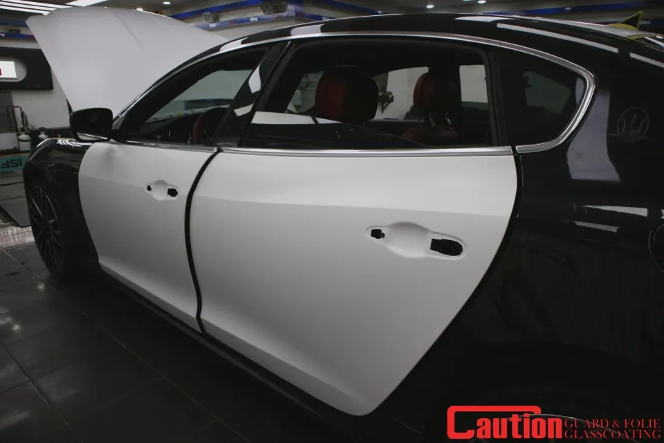 Maserati Quattroporteのカーラッピング事例|サテンホワイトの高級感 施工写真 2-3