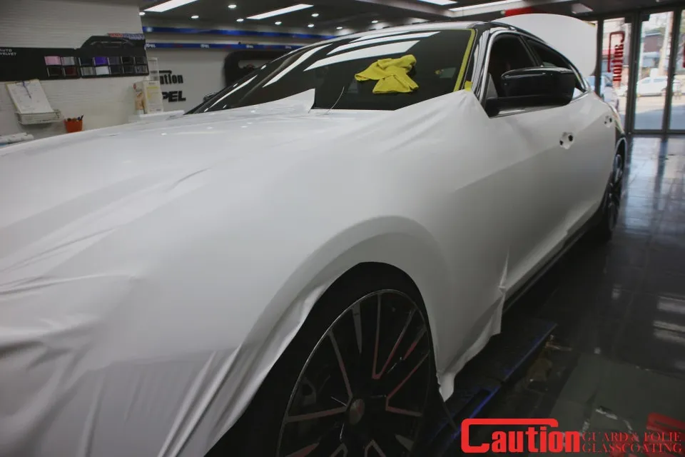 Maserati Quattroporteのカーラッピング事例|サテンホワイトの高級感 施工写真 3-3
