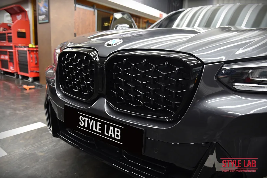 BMW X4 G02 vinyl wrap - BMW X4 G02 Vinyl Wrap Review: Black Diamond Grill Upgrade photo 4