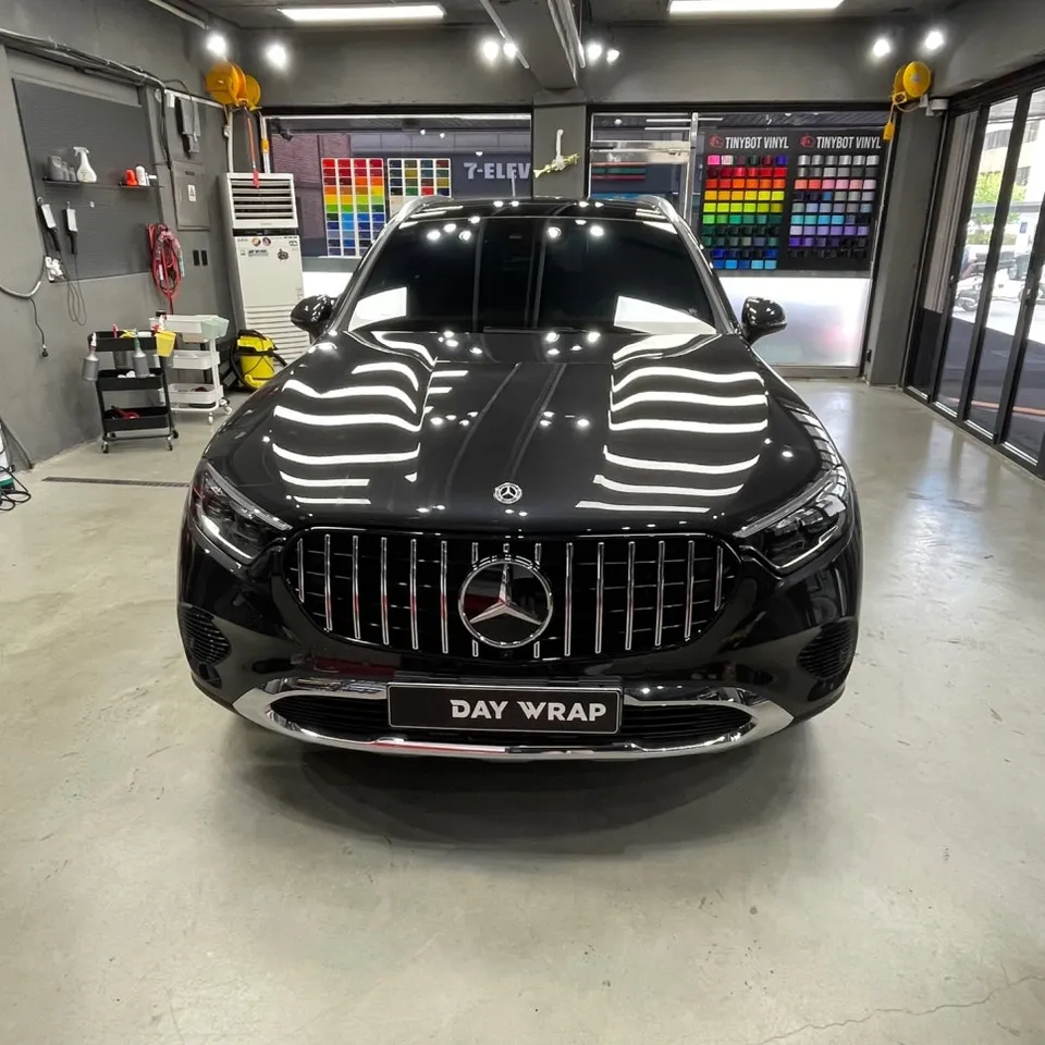 Mercedes-Benz GLCのカーラッピング事例:クロームパーツのブラックアウト 施工写真 3-1