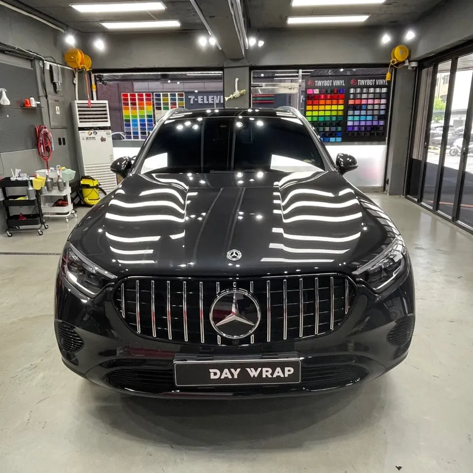 Mercedes-Benz GLCのカーラッピング事例:クロームパーツのブラックアウト 施工写真 1-2