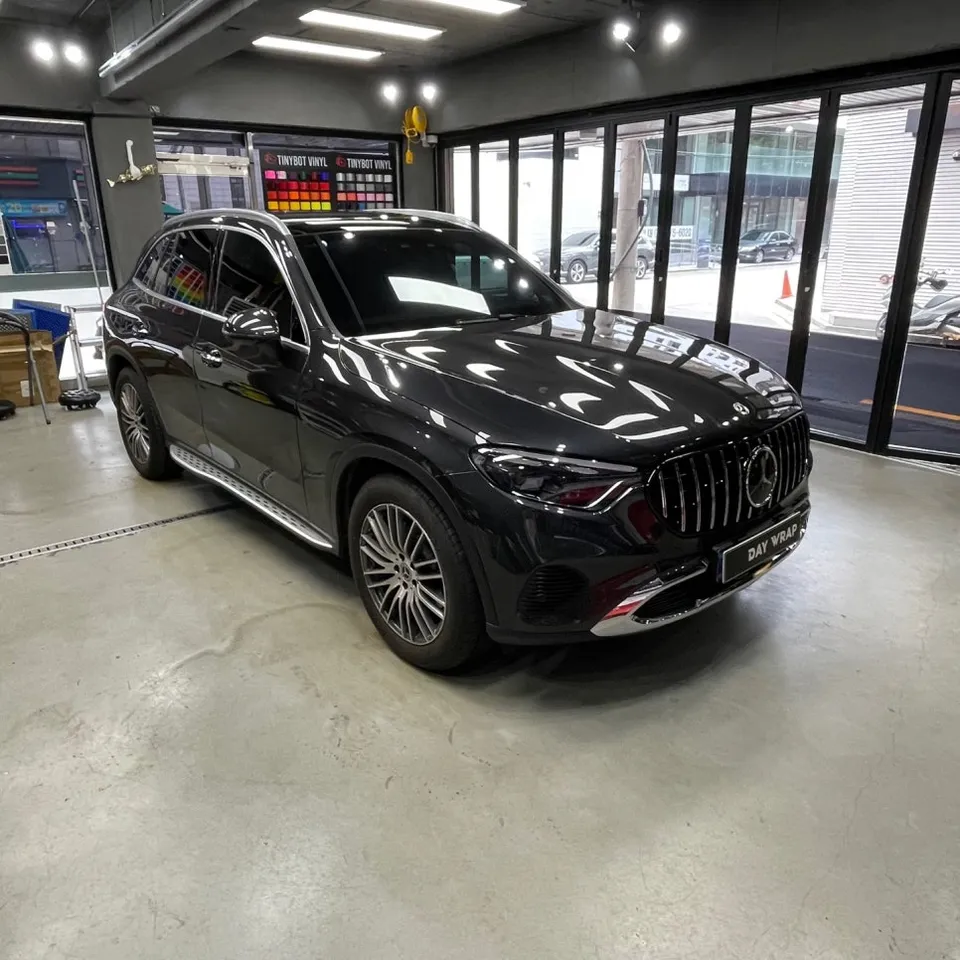 Mercedes-Benz GLCのカーラッピング事例:クロームパーツのブラックアウト 施工写真 2-2