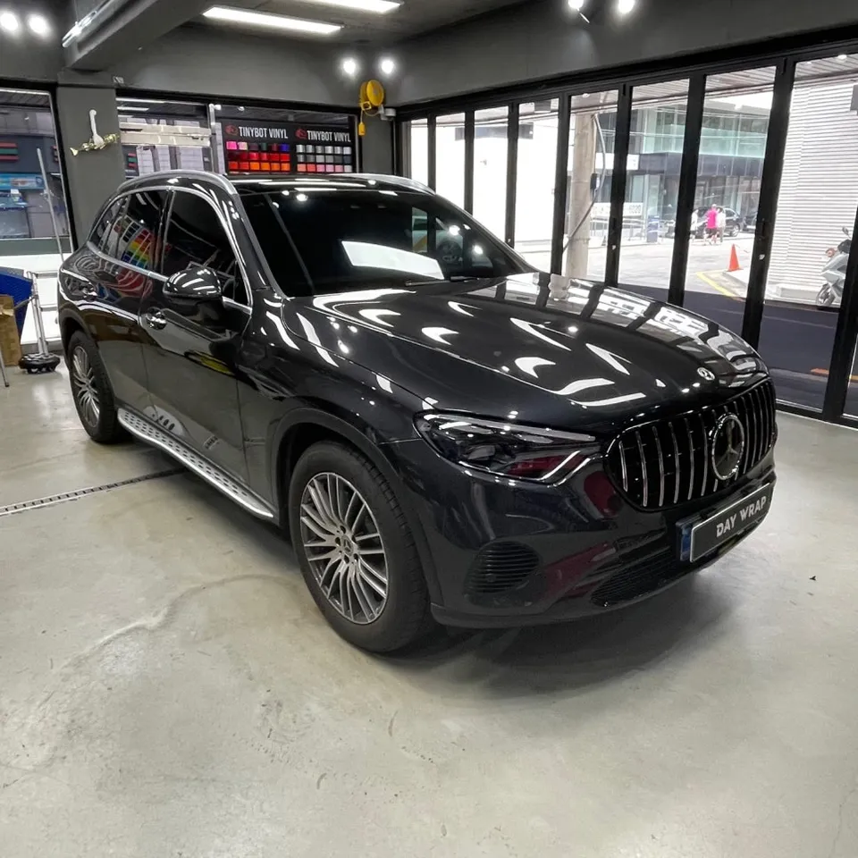 Mercedes-Benz GLCのカーラッピング事例:クロームパーツのブラックアウト 施工写真 3-2